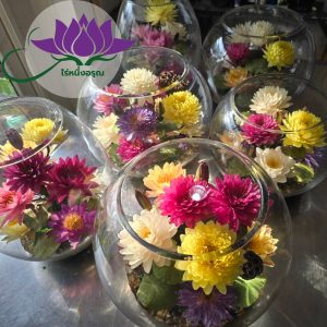 ดอกบัวในโถแก้ว ความงามที่คงอยู่เหนือกาลเวลา ด้วยงานฝีมือที่ละเอียดลึกซึ้ง